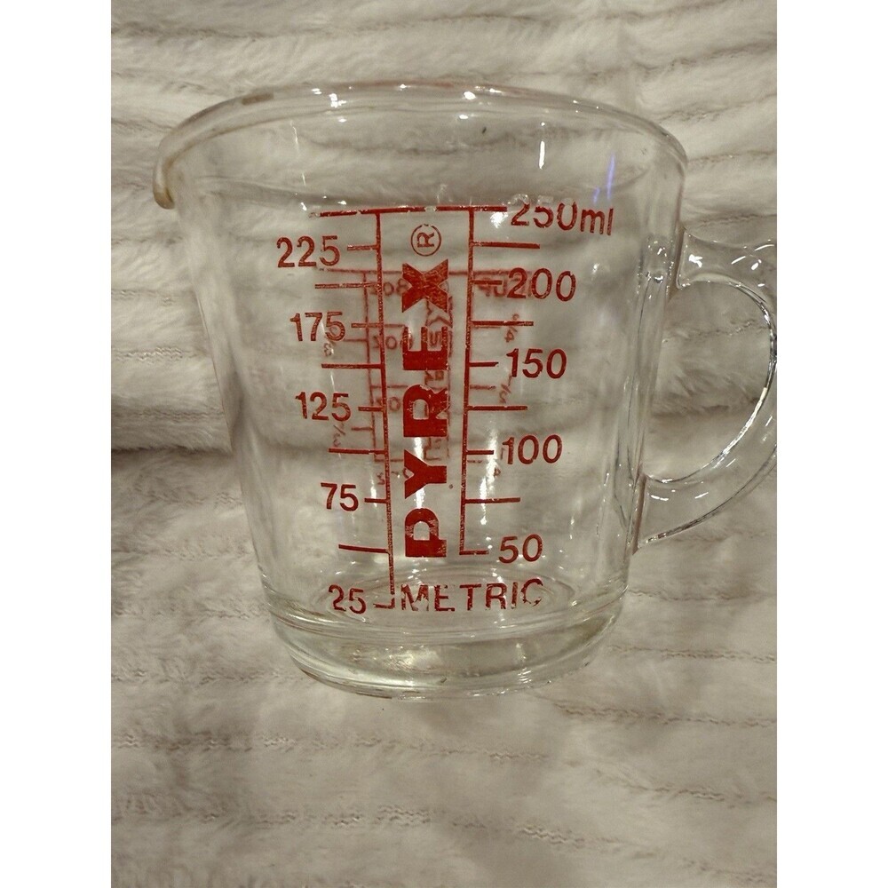Pyrex Measuring Cup 508  1 Cup Red Lettering Closed D Handle USA Vintage